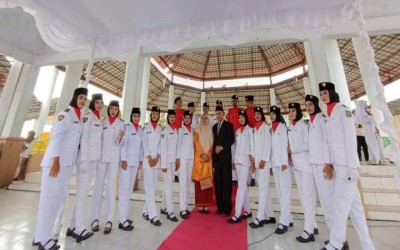 PASKIB dan Marching Band SMA Negeri 1 Wonosegoro Menjadi Petugas Upacara HUT RI Ke-78 di Paruga Na'e Sila